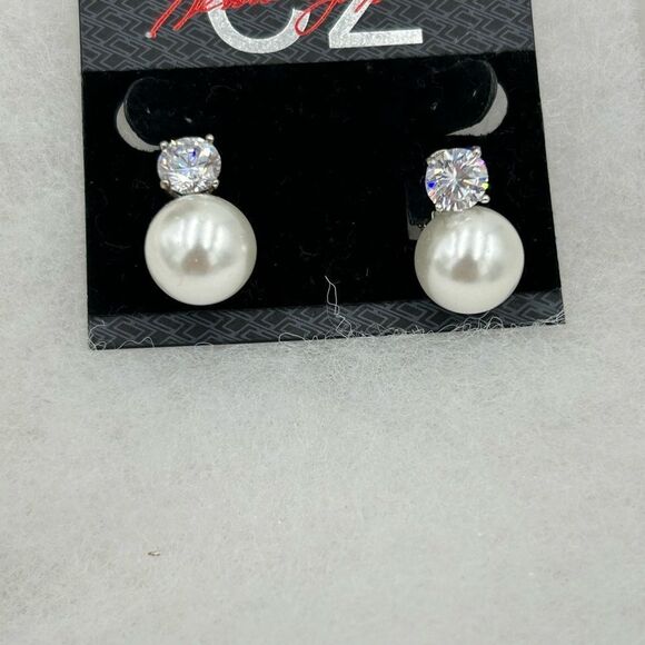 Women’s Kenneth Jay lane Pearl clip on earrings - Picture 5 of 5